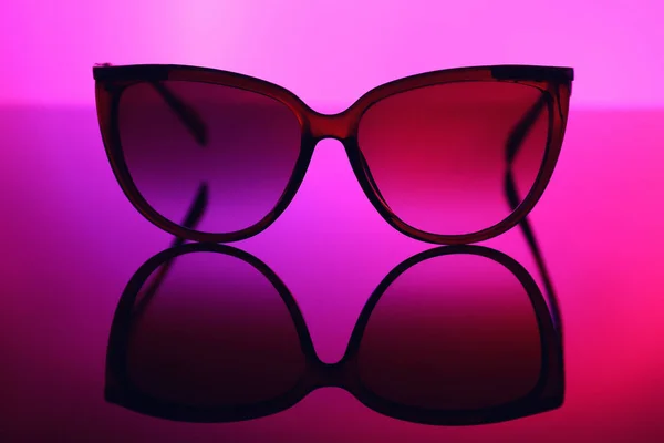 Moderne Sonnenbrille Auf Farbigem Hintergrund — Stockfoto