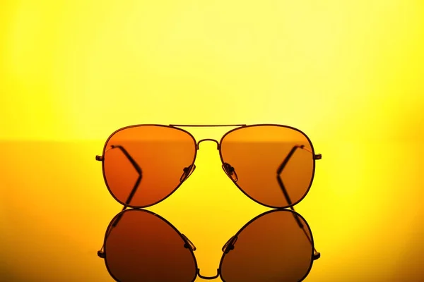 Moderne Sonnenbrille Auf Farbigem Hintergrund — Stockfoto