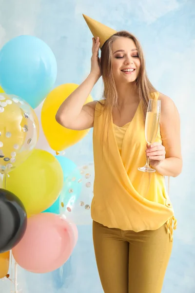 Schöne Junge Frau Mit Luftballons Partyhut Und Einem Glas Champagner — Stockfoto