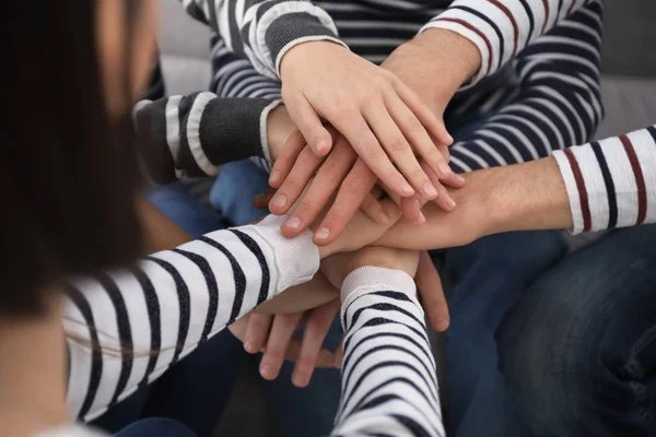 Persone Che Mettono Insieme Mani Come Simbolo Unità — Foto Stock