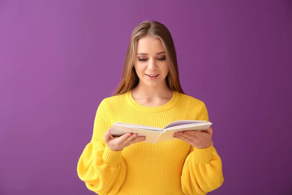 Hermosa Joven Con Libro Sobre Fondo Color — Foto de Stock