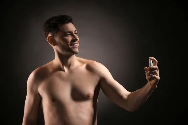 Hombre Guapo Con Botella Perfume Sobre Fondo Oscuro — Foto de Stock