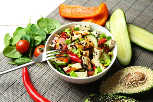 Salade Saine Avec Tofu Savoureux Fromage Dans Bol Sur Table — Photo