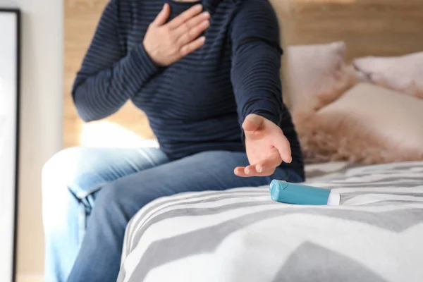 Reife Frau Mit Asthmaanfall Nimmt Inhalator Aus Dem Bett — Stockfoto