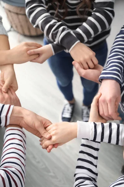 Personas Cogidas Mano Como Símbolo Apoyo — Foto de Stock