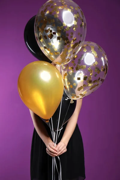 Renkli Balonları Olan Güzel Bir Genç Kadın — Stok fotoğraf