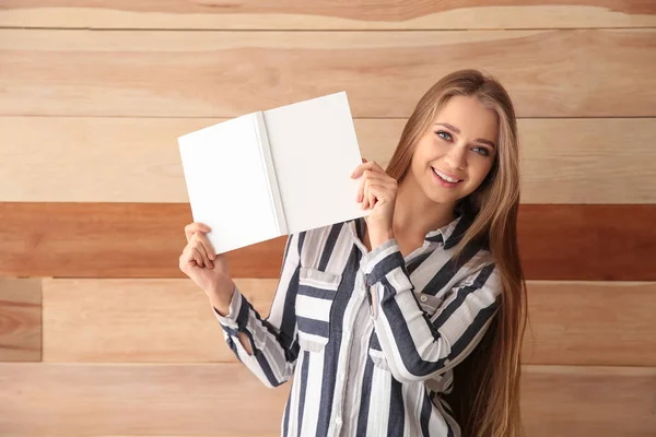 Hermosa Joven Con Libro Cerca Pared Madera — Foto de Stock