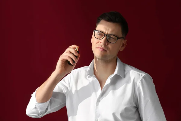 Bonito Homem Com Garrafa Perfume Sobre Fundo Cor — Fotografia de Stock