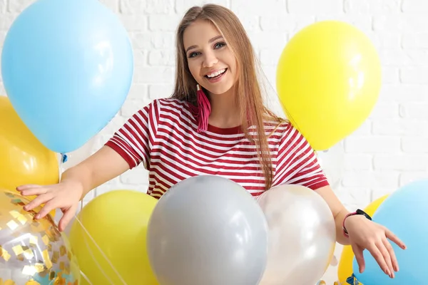Schöne Junge Frau Mit Luftballons Gegen Weiße Backsteinmauer — Stockfoto