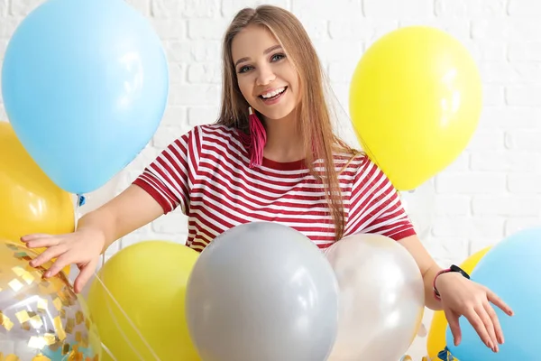 Hermosa Joven Con Globos Contra Pared Ladrillo Blanco —  Fotos de Stock