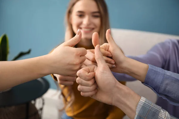 Pessoas Mostrando Thumb Como Símbolo Apoio — Fotografia de Stock