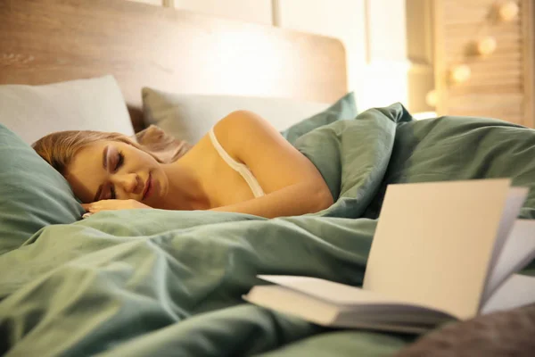 Buku Tempat Tidur Wanita Muda Yang Tidur — Stok Foto