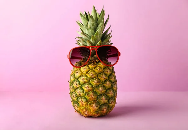 Lustige Ananas Mit Sonnenbrille Auf Farbigem Hintergrund — Stockfoto