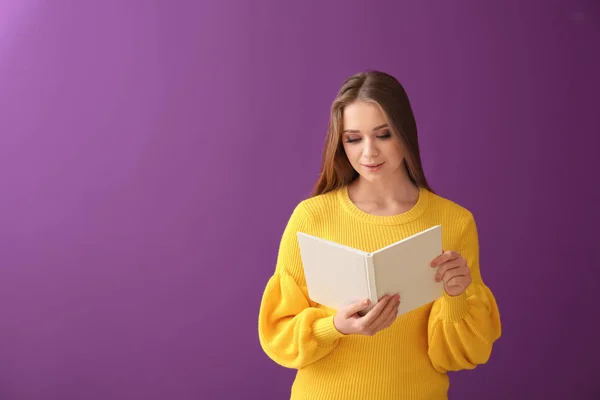 Hermosa Joven Con Libro Sobre Fondo Color — Foto de Stock