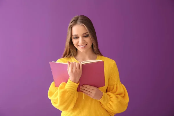 Bella Giovane Donna Con Libro Sfondo Colori — Foto Stock