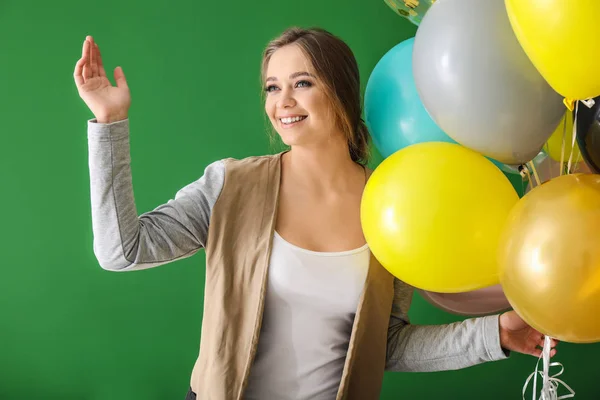 漂亮的年轻女子 带着彩色背景的气球 — 图库照片