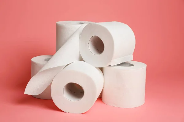 Renkli Arka Planda Tuvalet Kağıdı Ruloları — Stok fotoğraf