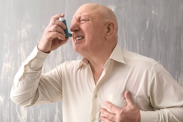 Äldre Man Med Inhalatorn Astma Attack Grå Bakgrund — Stockfoto