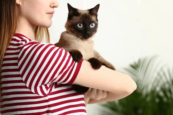 Jovem Mulher Com Bonito Engraçado Gato Tailandês Casa — Fotografia de Stock