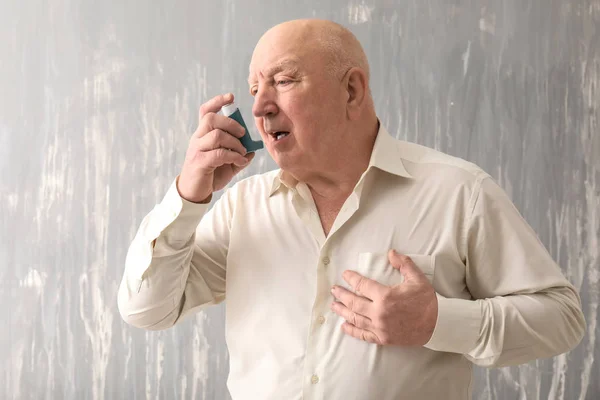 Hombre Mayor Con Inhalador Con Ataque Asma Sobre Fondo Gris —  Fotos de Stock