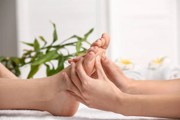Young Woman Getting Foot Massage Beauty Salon — Stock Photo, Image