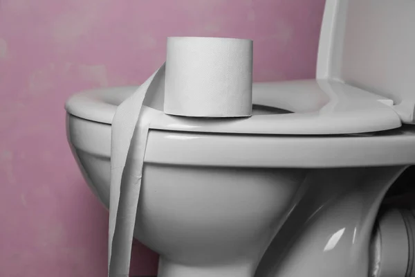 Rouleau Papier Sur Cuvette Toilette Dans Les Toilettes — Photo