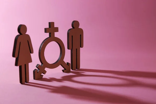 Figuras Femininas Masculinas Com Símbolo Transgênero Fundo Cor — Fotografia de Stock