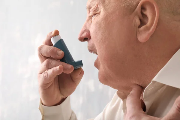 Homme Âgé Avec Inhalateur Ayant Une Crise Asthme Sur Fond — Photo