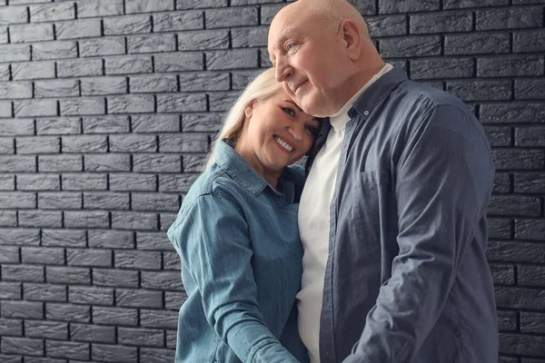 Linda Pareja Ancianos Bailando Contra Pared Ladrillo Oscuro —  Fotos de Stock