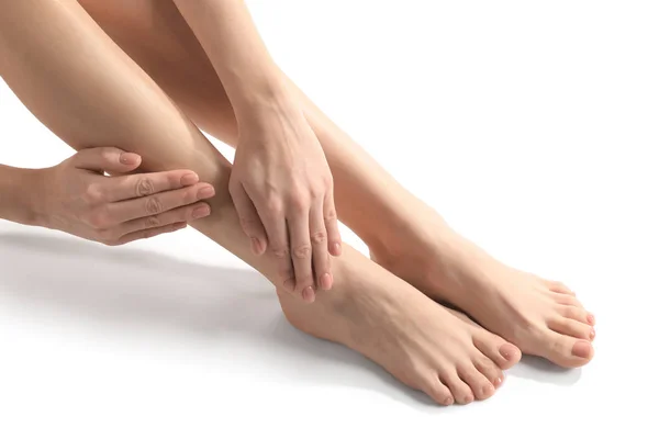 Benen Van Jonge Vrouw Met Mooie Pedicure Witte Achtergrond — Stockfoto