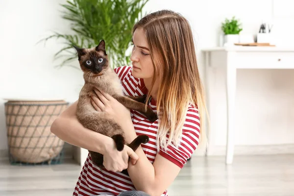 Jovem Mulher Com Bonito Engraçado Gato Tailandês Casa — Fotografia de Stock