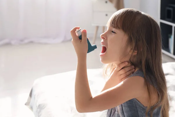 Little Girl Inhaler Having Asthma Attack Home — Stock Photo, Image