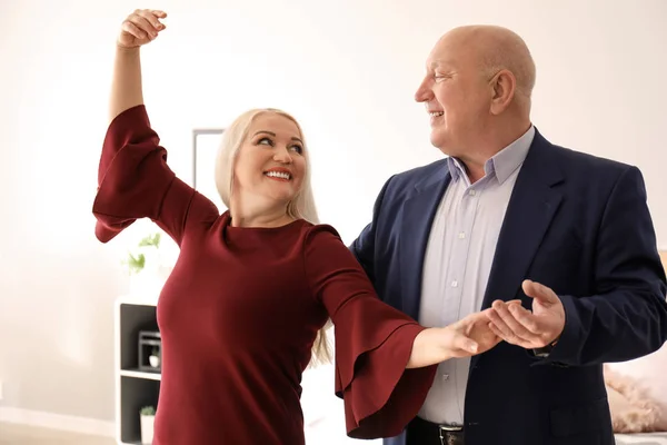 Linda Pareja Ancianos Bailando Casa —  Fotos de Stock