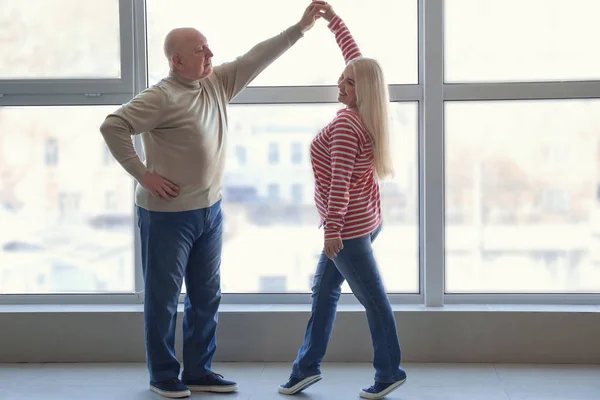 Linda Pareja Ancianos Bailando Cerca Ventana —  Fotos de Stock