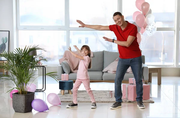 父と彼のかわいい小さな娘が自宅にダンス — ストック写真
