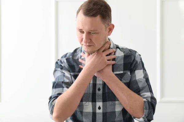 Mann Mit Asthmaanfall Auf Weißem Hintergrund — Stockfoto