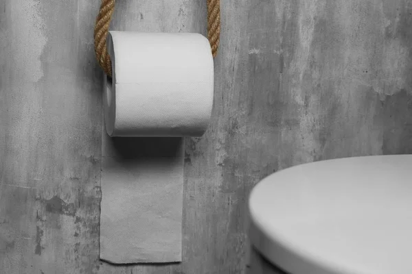 Rulo Tuvalet Kağıdı Tuvalet Gri Duvarda Asılı — Stok fotoğraf