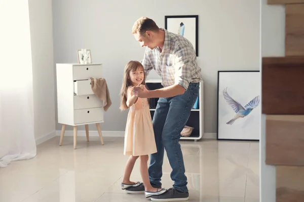 Schattig Klein Meisje Dansen Haar Vaders Voeten Thuis — Stockfoto