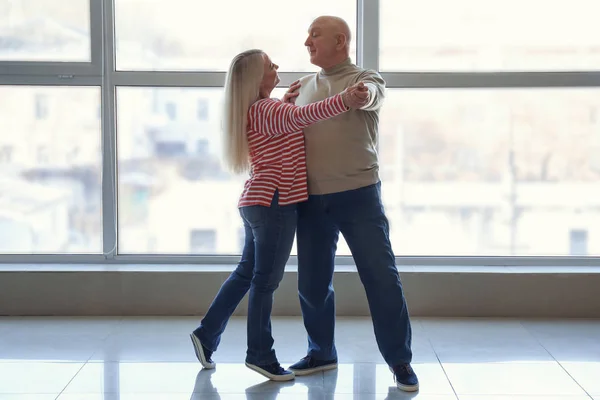 Tatlı Yaşlı Çift Pencere Dans — Stok fotoğraf