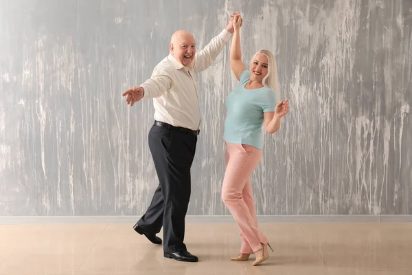 Linda Pareja Ancianos Bailando Contra Pared Grunge —  Fotos de Stock