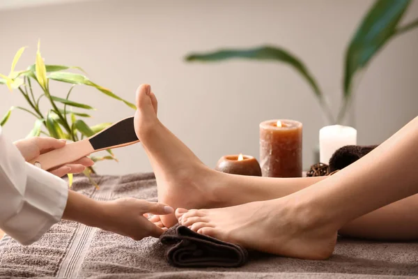 Mujer Joven Recibiendo Pedicura Salón Belleza —  Fotos de Stock