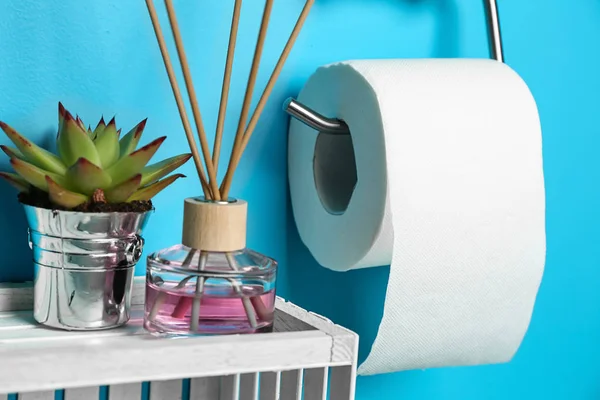 Rulle Toalettpapper Som Hänger Färg Vägg Med Reed Diffuser Toalett — Stockfoto