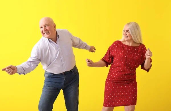 Linda Pareja Ancianos Bailando Contra Fondo Color —  Fotos de Stock