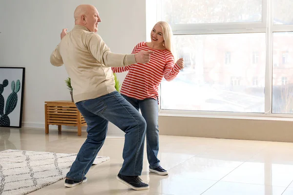 Linda Pareja Ancianos Bailando Casa —  Fotos de Stock