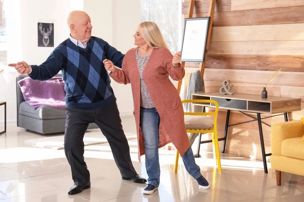 Linda Pareja Ancianos Bailando Casa —  Fotos de Stock