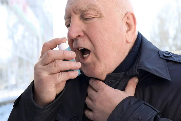 Senior Man Med Inhalator Som Har Astmaattack Utomhus — Stockfoto