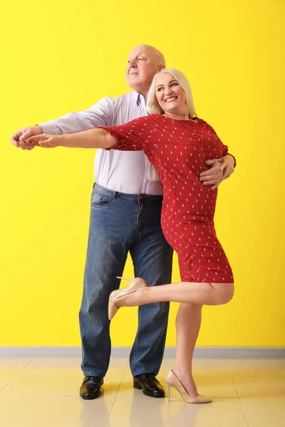 Linda Pareja Ancianos Bailando Cerca Pared Color —  Fotos de Stock