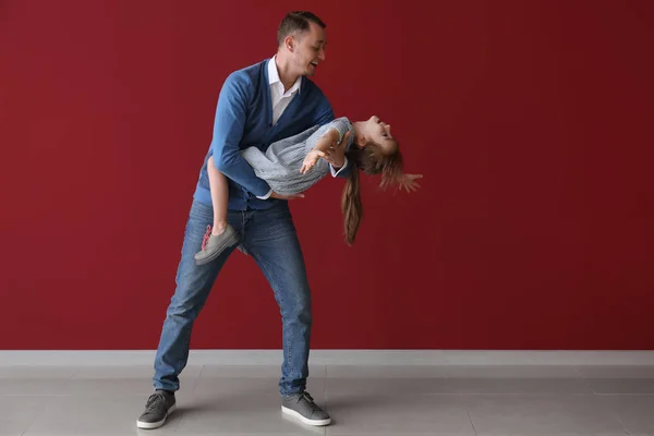 Батько Його Мила Маленька Дочка Танцюють Біля Кольорової Стіни — стокове фото