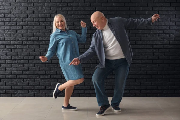 Linda Pareja Ancianos Bailando Contra Pared Ladrillo Oscuro —  Fotos de Stock