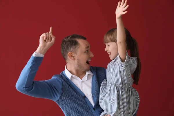 Pai Sua Filhinha Linda Dançando Contra Fundo Cor — Fotografia de Stock